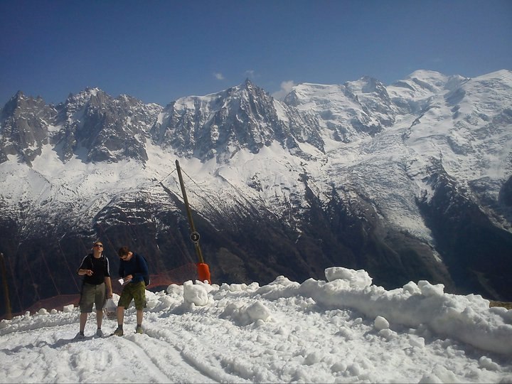 Vy över Mont Blanc och polarna från kammen mitt . Foto: Karl Olofsson. Åkare: Torbjörn Käck och Tobias Falkberger.