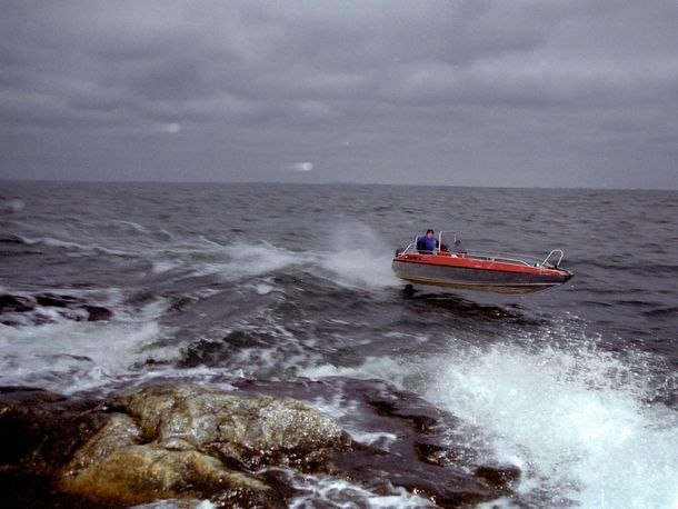 Båtsäsongen tar väl inte slut för att det blir. Foto: The Mike. Åkare: Johan S.