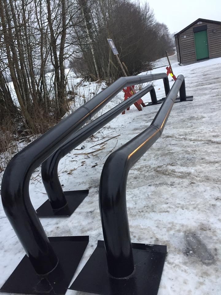 Disse nye rails er nå satt ut i terrengparken
Vi .