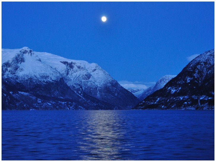 Månsken över Hardangerfjorden. Foto: Andreas Gustavsson.