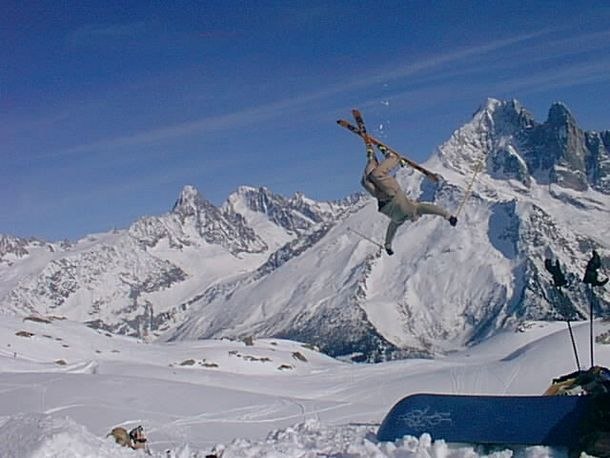 Skotrade upp ett hopp i 'La Flecer' och . Foto: Olle Pelo. Åkare: Fredrik Eklund.