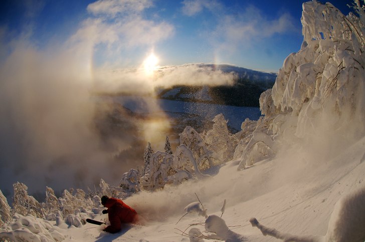 Nästan tre dec finfin snö damp ner natten till . Foto: Mattias Fredriksson. Åkare: Sebastian Garhammer.