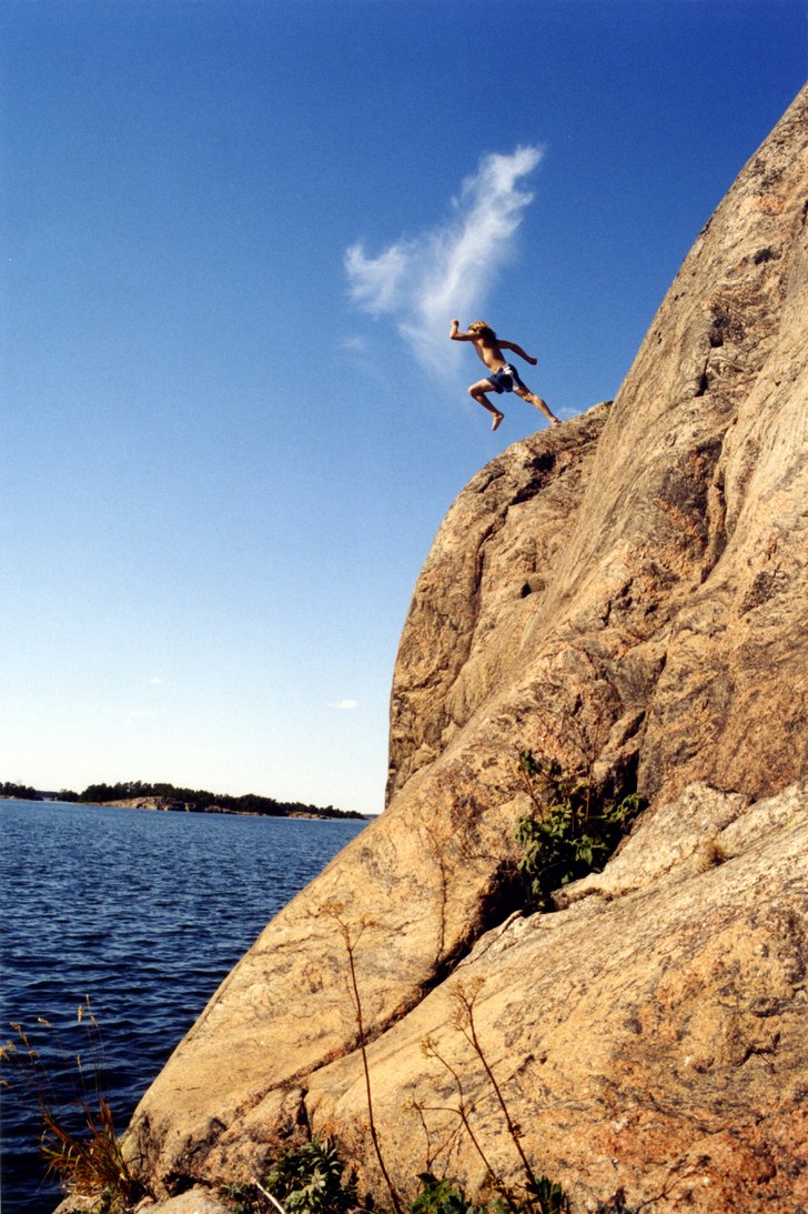 en klippa man kan hoppa på en ö som heter smöra. Foto: Björn Bonthron. Åkare: Simon Bonthron.