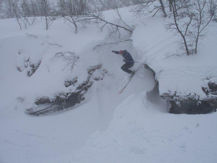Snöstorm i björkliden, vilket leder till massor . Foto: Erik Thorning. Åkare: Daniel Andreou.