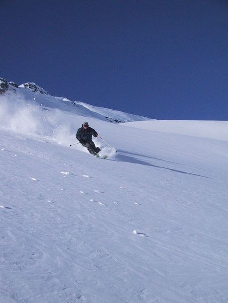 Taget under en otrolig pudervecka i Alpe d`Huez.. Foto: Jonas Eklöf. Åkare: Magnus Hallberg.