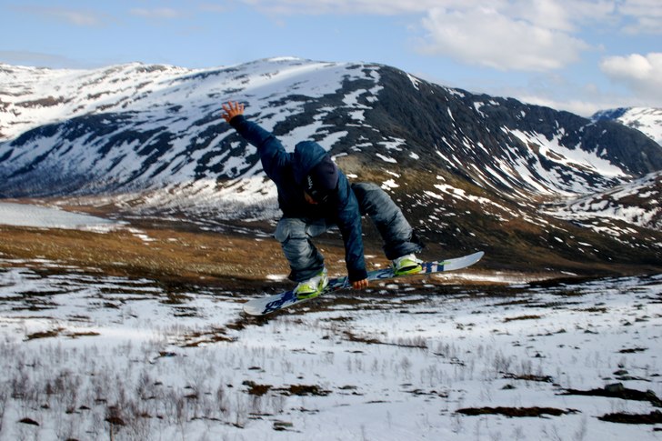 sun all day. finding spots to build kickers off th. Foto: Jurgen Haider. Åkare: Brian Wolfe.