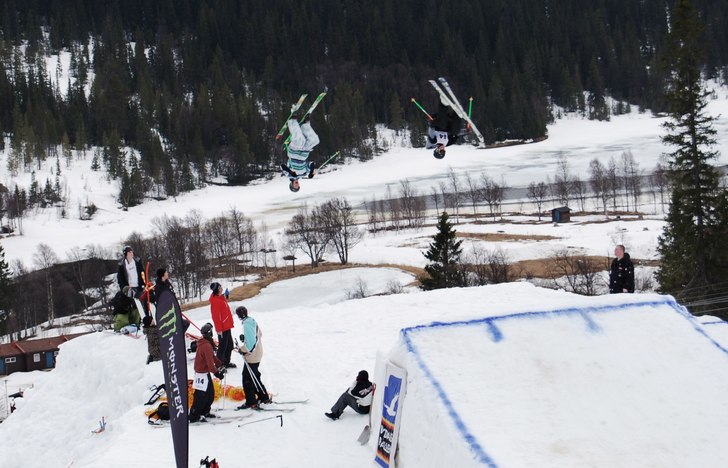 Side front!. Foto: Tommie Johansson. Åkare: Alx Bergsten och Filip Berggren.