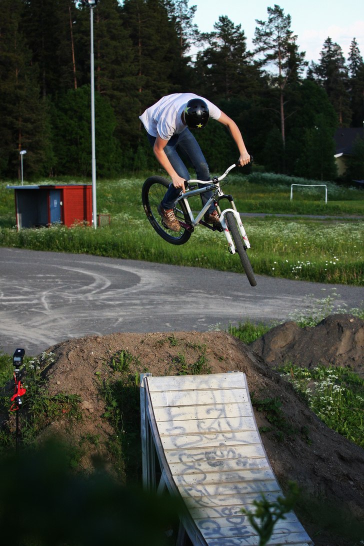 Kör lite i träkicken i nya bikeparken som börja. Foto: Mattias Rundqvist. Åkare: Fredrik Persson.