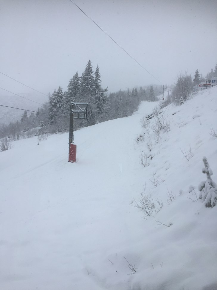 Her har det kommet 17cm med nysnø og det snør en.