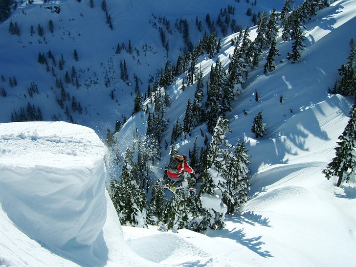 Freerideveteranen Dean hoppar en driva på toppen . Foto: Adam Ü. Åkare: Dean Collins.