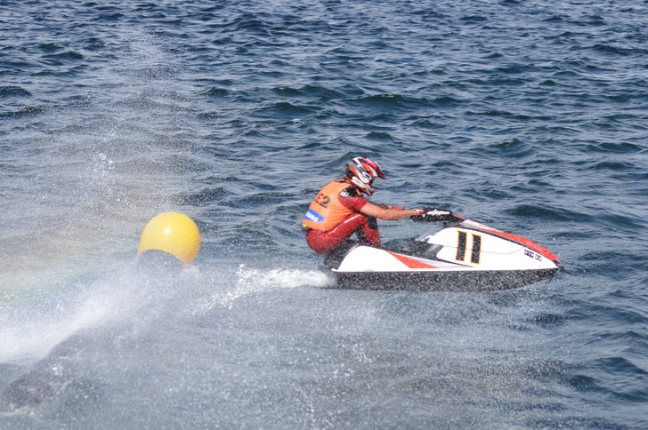 Däckhopp i fullfart, 90km/h. Utmanande.. Foto: M.Hagenfeldt. Åkare: Eric Jacobsson.