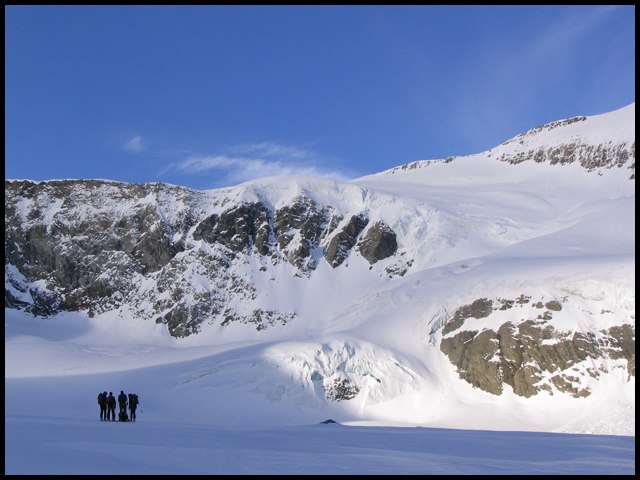 På glaciären, des Evettes, och mot väg mot topp. Foto: Christian Türk. Åkare: Några kamrater.