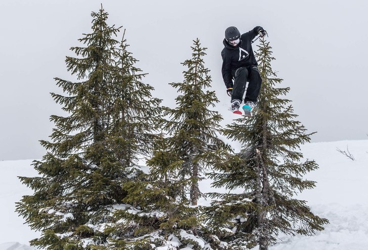 Hoppar igenom träd i Sälen..