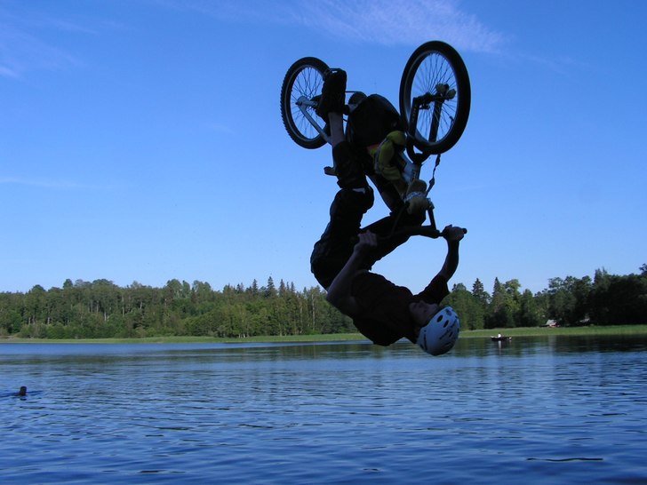 backflip lakejump. Foto: joel gustavsson. Åkare: fredrik lennartsson.
