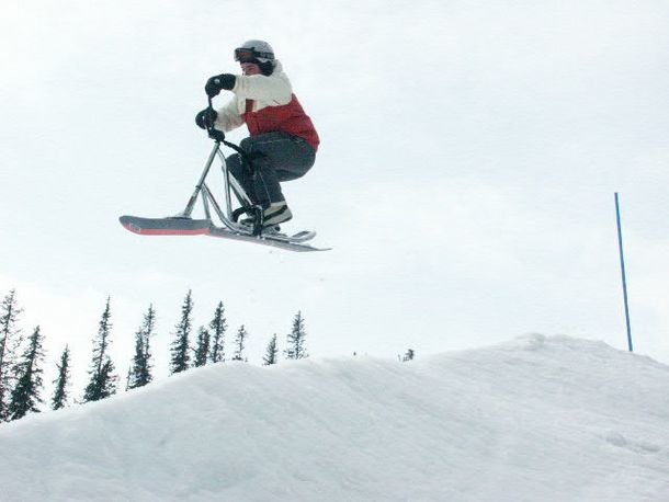 Luftfärd på en Snowscoot, 
som är en blandning. Foto: Johan Kjellberg. Åkare: Rickard Magnusson.