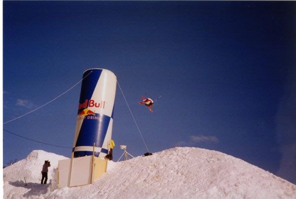 Henke drar på ett feting trick i Red bull big air. Foto: Patrik Durfors. Åkare: Henrik windstedt.