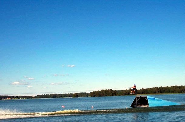 Det funkar att klippa vattenskidhopp på bräda oc. Foto: Jonny Edsholt. Åkare: Teddo.