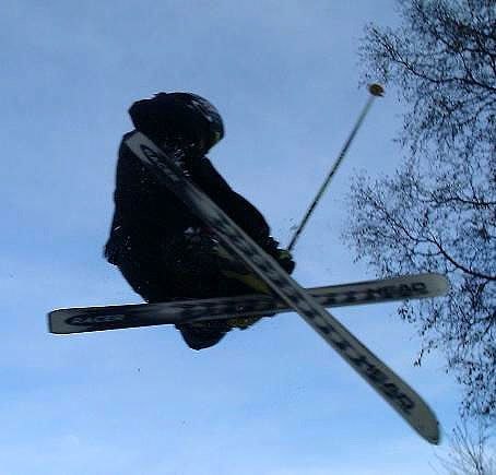 En Mute grab i ullån i ett hopp jag byggde.
Jag . Foto: Oscar Harlaut. Åkare: Henrik Harlaut.