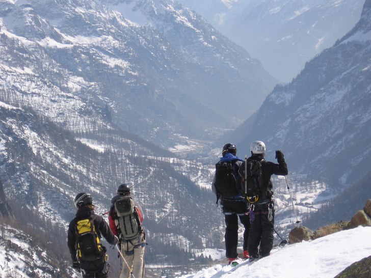 på väg ner från rifugio quinto sella genom lys . Foto: kenneth blom. Åkare: fr vä:magnus hagström, jonas strömqvist, björn gannsjö, jag= andreas olsson.