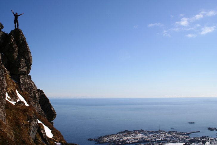 Lite lätt klättring och vandring till en liten t. Foto: Erik Brinkman. Åkare: Oskar V Røberg.