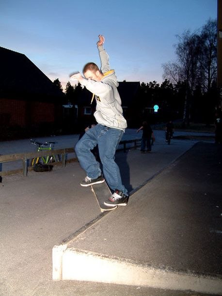 Vi var ute och tog årets första skate bilder.. Foto: Nicklas Karlsson. Åkare: Martin.