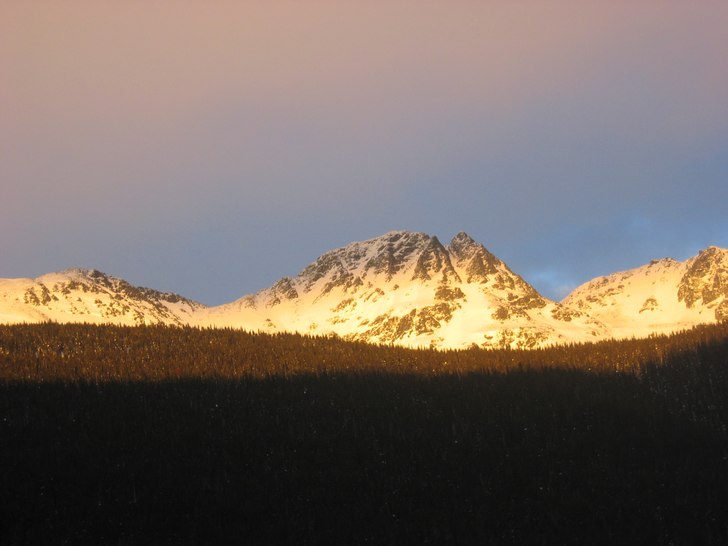 Blackcomb Peak med D.O.A och Disease Ridge i solne. Foto: Alexander Thurban.