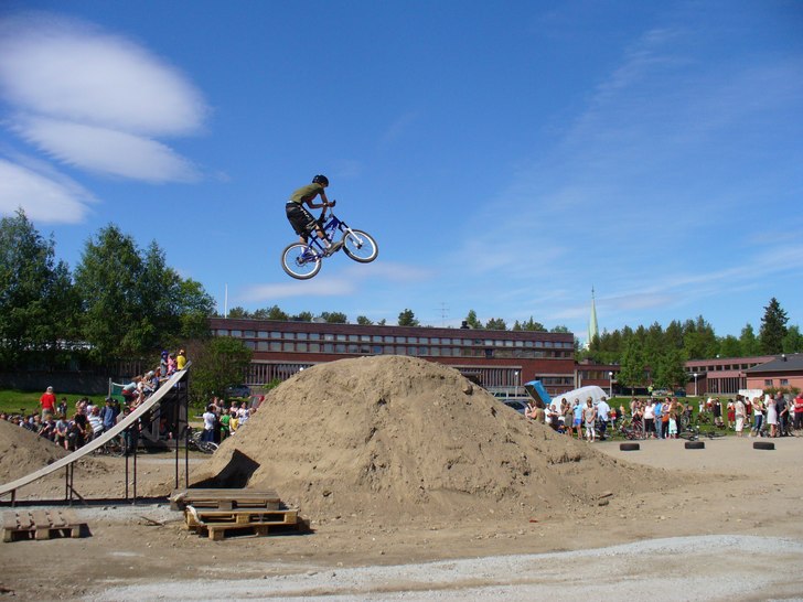X-up =). Foto: Jimmy Falk. Åkare: Joakim Nilsson (jag).