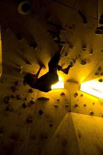 boulder i grottan. Foto: Gustav Modeér Wiking. Åkare: Wille Skoglund.
