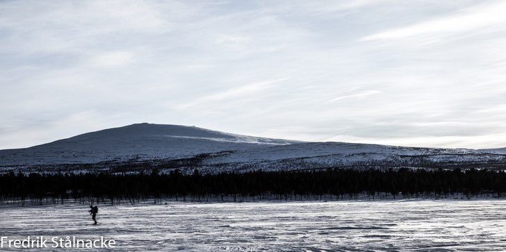 Fjäll och skidåkare..
