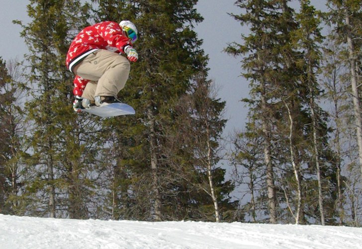 jag hoppar lite i bydalens lilla hopp. Foto: Pappa. Åkare: jag.