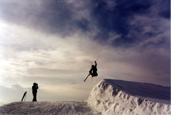 Göran i ett av bräckehoppen i åre. Skönt ljus.. Foto: Patrik Durfors. Åkare: Göran Norling.