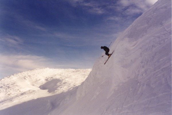 Ett nice drop me fina omgivningar i Åre.. Foto: Patrik Durfors. Åkare: Göran Norling.