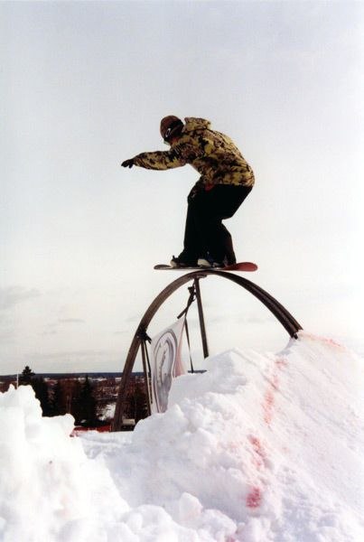 En smooth 50-50 över rainbowen på Burton Family . Foto: Patrik Durfors. Åkare: Ola Ekström.