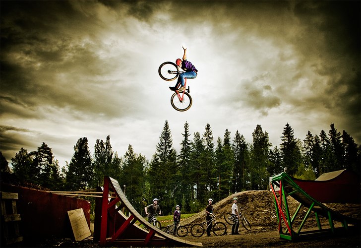 Lite långhoppning efter Slope Fest 2010. Foto: Thomas Lundman. Åkare: Simon Johansson.