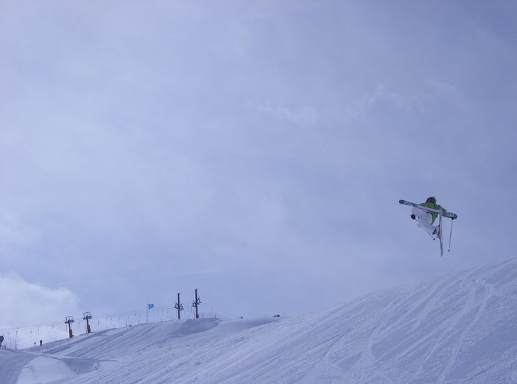 900 graders snurr med handpåläggning på skidans. Foto: pappa. Åkare: Kristoffer Hedlöf.