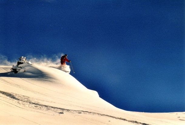 Hjalmar Olofsson pumpar puder i Mayrhofen 2004.. Foto: Johanna Mörk. Åkare: Hjalmar Olofsson.
