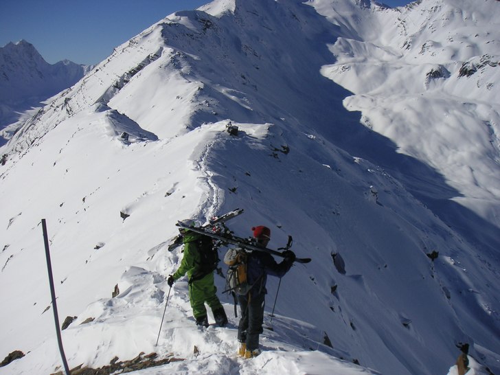 Hike ut mot en gömd, "hemlig" dalgång.. Foto: Kristine Formo. Åkare: Tobias och Matt Schoenwald.