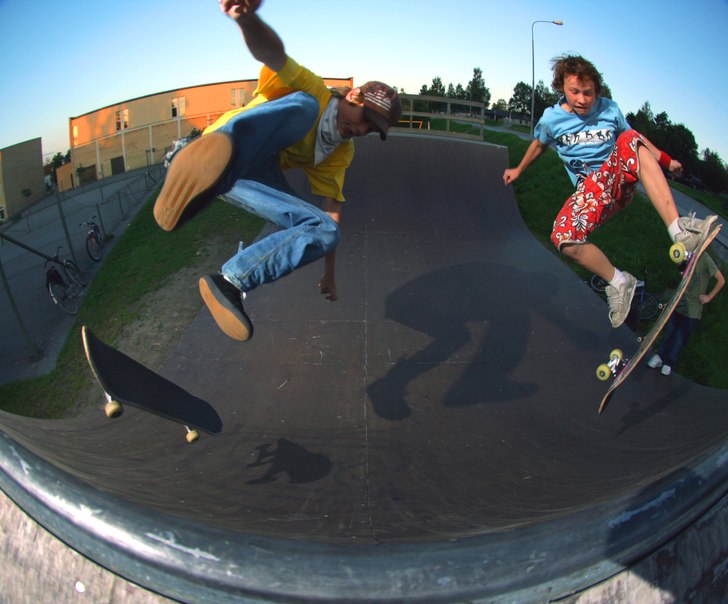 Jag gör heelflip och Pontus gör Kickflip.. Foto: Anton östlund. Åkare: Filiph Näs (t.v) Pontus Edfellt Källström (t.h).