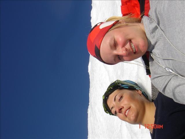I da och jag relaxar i solen efter några schyssta. Foto: Peter Lundsten. Åkare: Sara Ramstedt & Ida Mellberg.