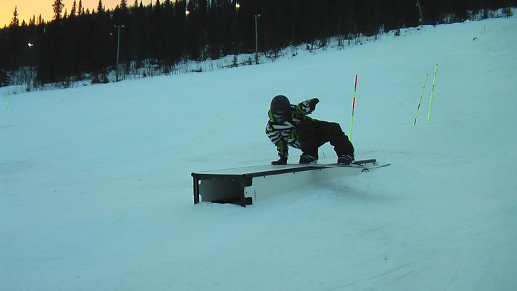 jag kommer och limmar en tailslide på boxen!. Foto: Gustav Johansson. Åkare: mee!.