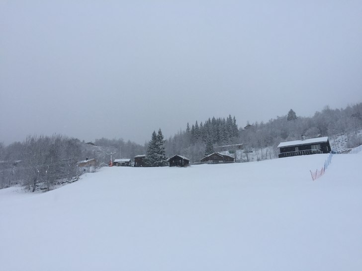 Endelig kom snøen til solheisen
Endelig kom der s.