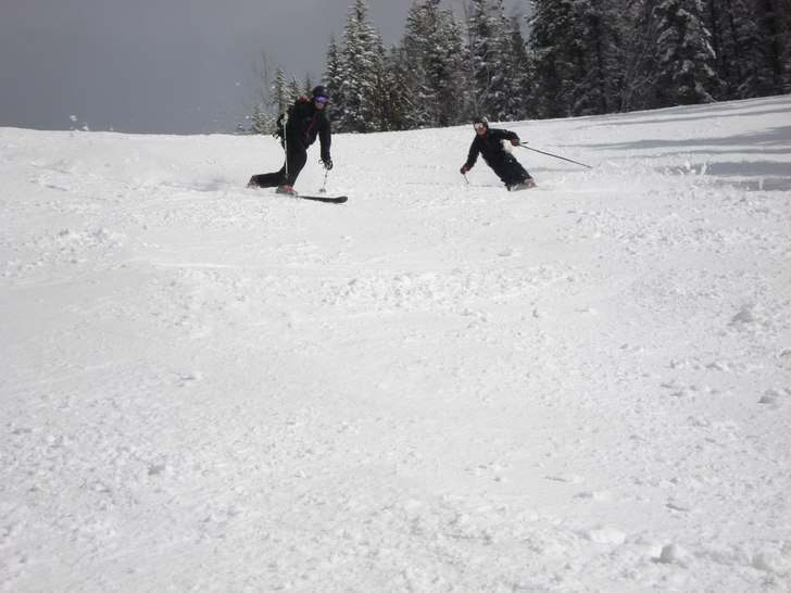 Försök till en 8 i en av få pistade backar i Re. Foto: Helene Tevemark. Åkare: Christoffer Ling & Lars Wernerson.