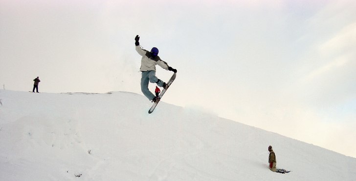 Titta vem som kröp in mellan benen på åkaren =P. Foto: Nils Magnusson. Åkare: Alexander Torstling.