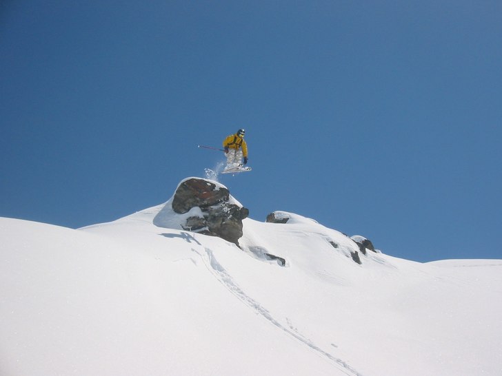 Nordis flyger högt och långt och landar i djupt . Foto: Eric Gervais. Åkare: Nordis.