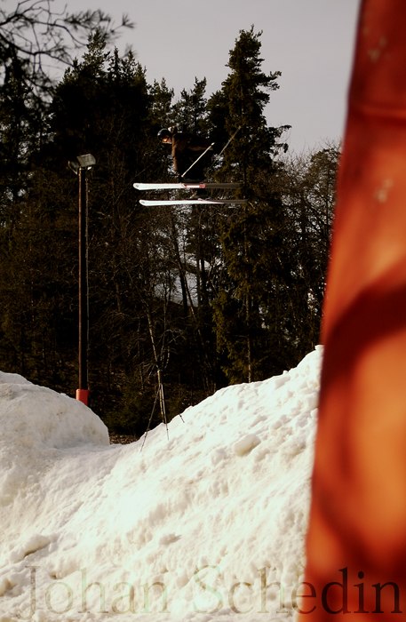 Snurrar runt i den sköna vår solen.. Foto: Johan Schedin. Åkare: Johan Olsson.
