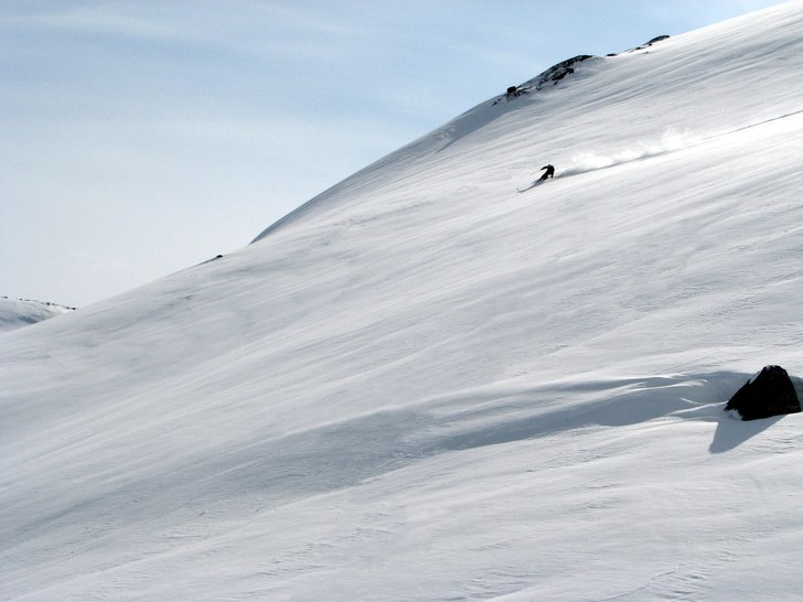 Helena lägger ett spår nerför sadeln efter Nord. Foto: Calle Bjernekull. Åkare: Helena Ljungman.
