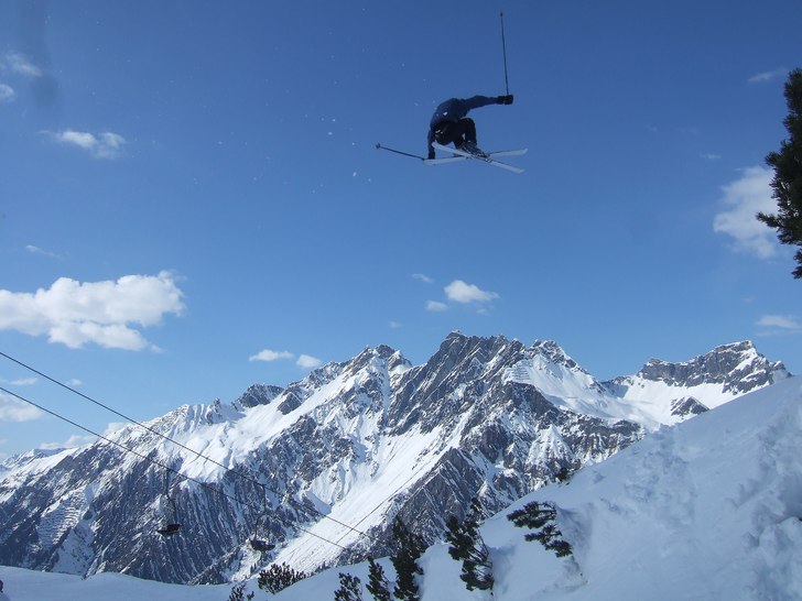 Hoppade gapet över bäcken vid Albona 2, noga upp. Foto: Carl Johansson. Åkare: Leo Alsved.