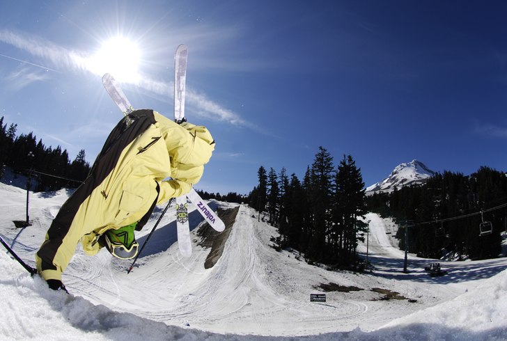 TJ gör en handplant på coping i en QP. Mt Hood t. Foto: Mattias Fredriksson. Åkare: TJ Schiller.
