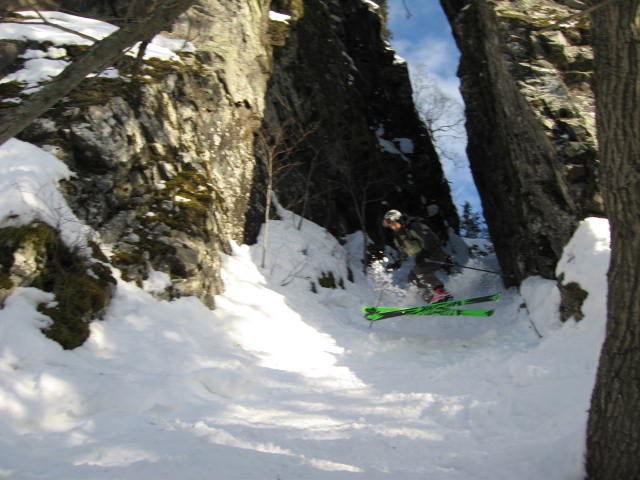 Kjöring ned ei klöft i fjellsiden. 2-3 m bred og. Foto: Henrik Färden. Åkare: mmm.