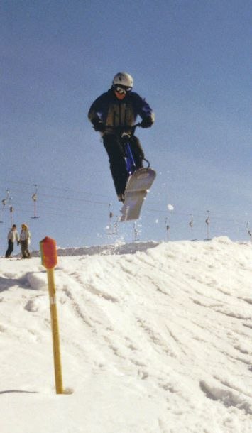 Snowscoot i ett smörigt påsksälen. Foto: Joel Magnusson. Åkare: Rickard Magnusson.